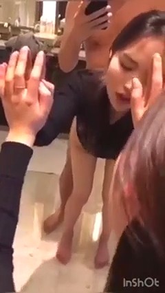 Азиатка сама насаживается на кукан оперевшись на зеркало